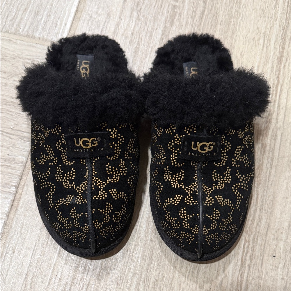 UGG Scuffette II Metallic Conifer slippers in Black/Gold.